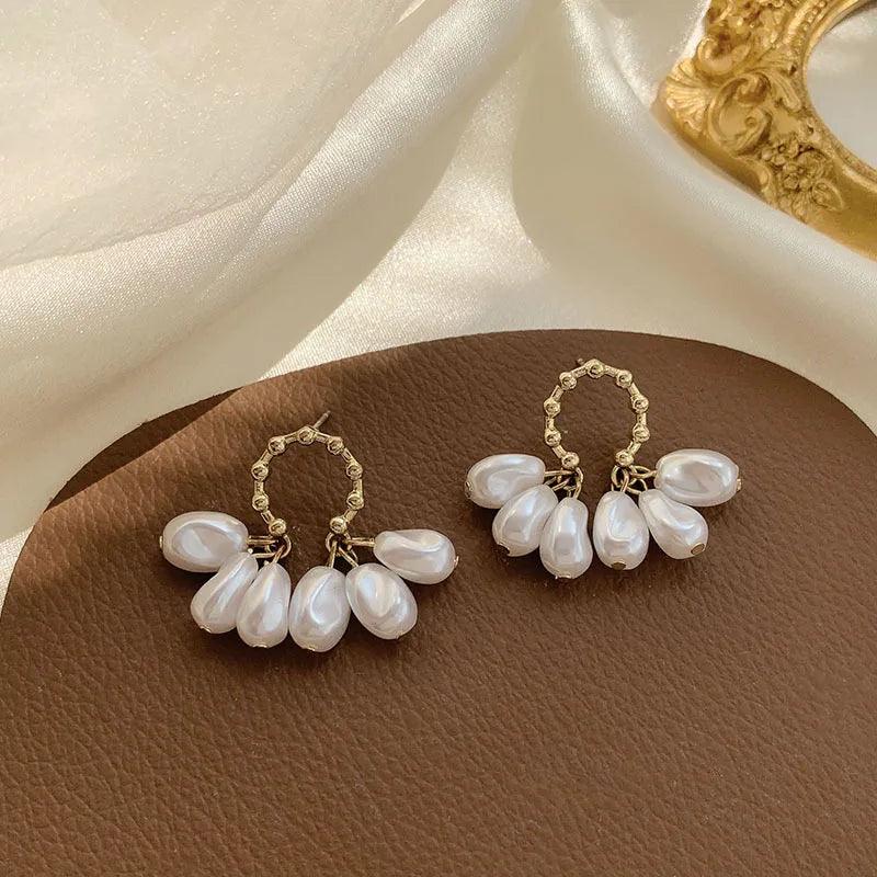 أقراط كورية ساحرة مع اللؤلؤ الأبيض للنساء - Charm Jewelry R1240