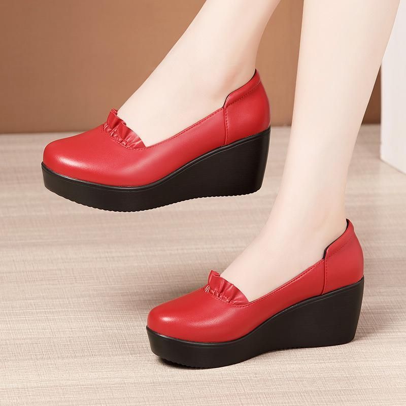 Red wedge online pumps