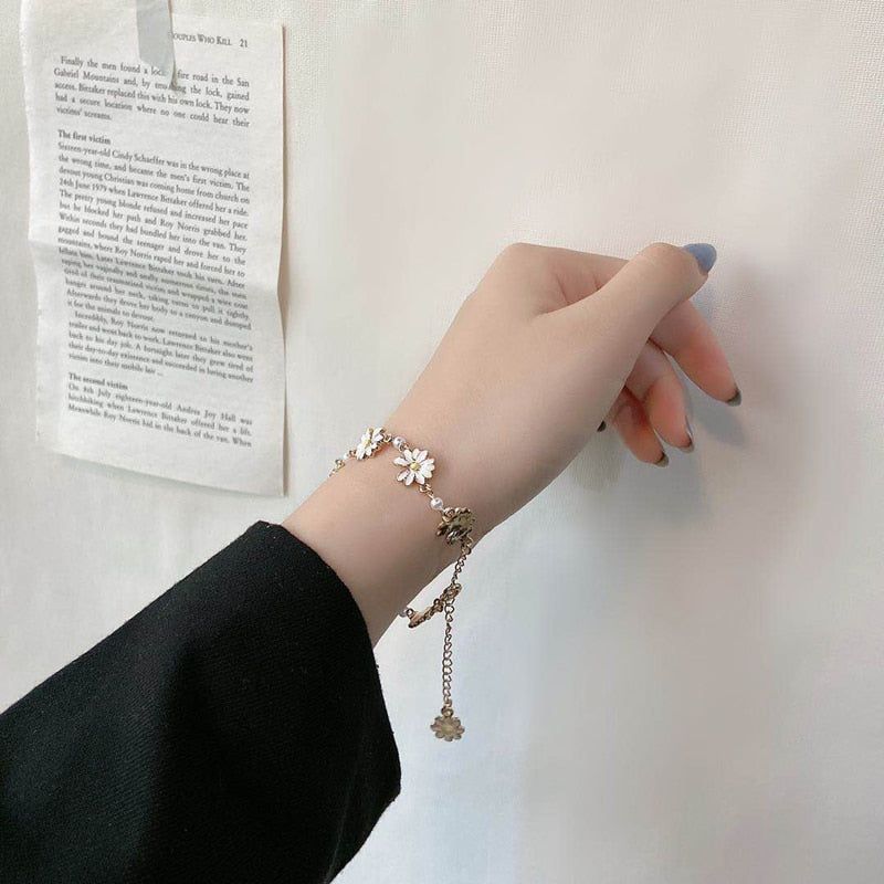 Artificial Stylish Gold-Plated Stone-Studded Link Bracelet – Aasan Kharidari